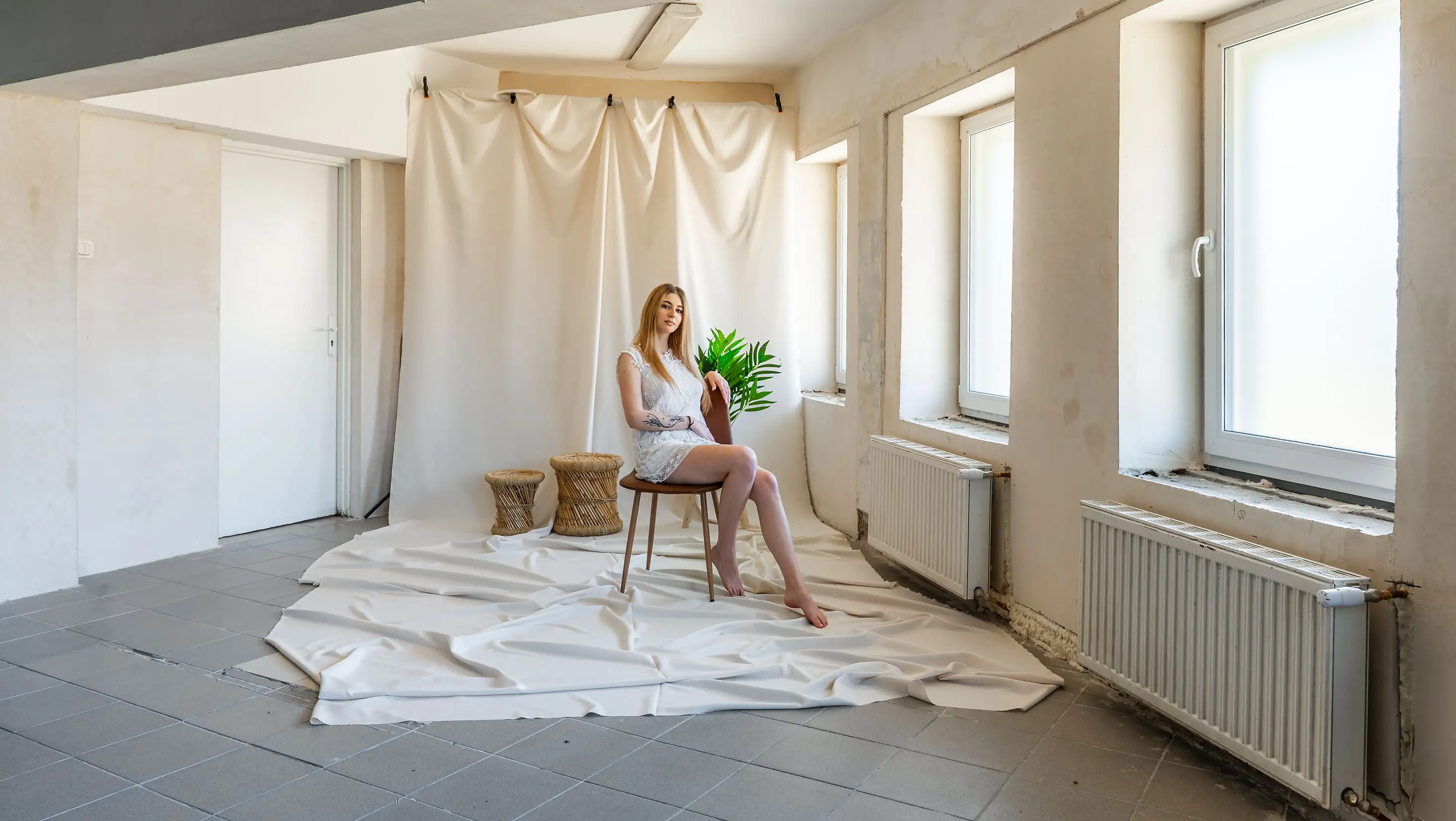 Strefa aranżacji tematycznej w studio fotograficznym z dostępem do światła dziennego
